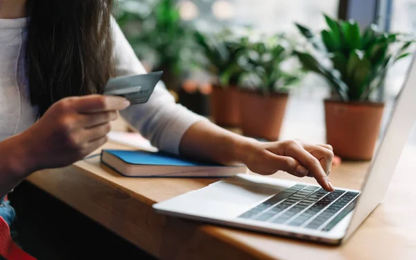 Primer Plano Mano Mujer Que Sostiene Tarjeta Crédito Utilizando Ordenador — Foto de Stock