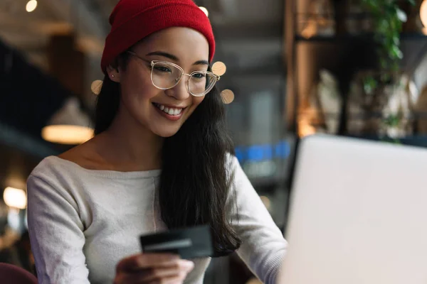 Para tasarrufu bu kadar para ile indirimli satış, düşük fiyatlar, alışveriş online kredi kartı, dizüstü bilgisayar kullanarak tutan güzel bir kadın. Para geri kavramı. İşyerinde mutlu Asya freelancer portresi