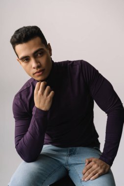 Proje başlangıç düşünüyorum ciddi iş adamı portresi. Arka plan üzerinde izole Studio resimler için poz trendy boğazlı kazak giymiş yakışıklı Afro-Amerikan moda modeli.