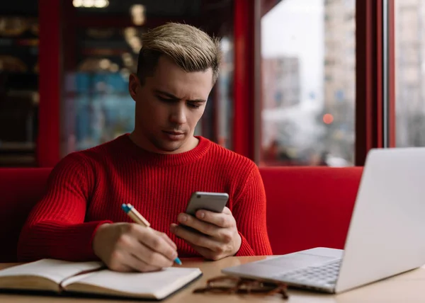 Homem Bonito Jovem Com Rosto Sério Tomar Notas Notebook Usando — Fotografia de Stock