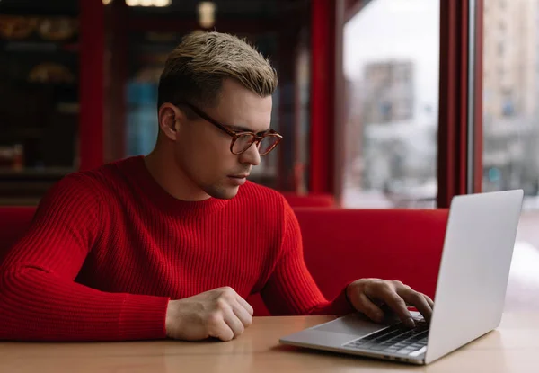 Yazılım geliştirici tasarım bilgisayar uygulaması için müşteri. Yaratıcı meşgul serbest meslek sahibi, bilgisayar programcısı çalışma proje online, dizüstü bilgisayar kullanarak klavyede yazarak portresi. Uzak iş kavramı. 