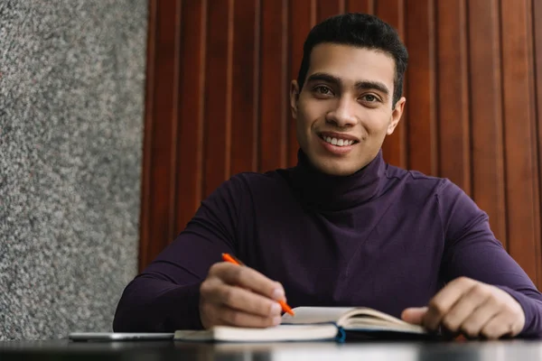 Estudante Universitário Afro Americano Sorridente Estudando Aprendendo Inglês Tomando Notas — Fotografia de Stock