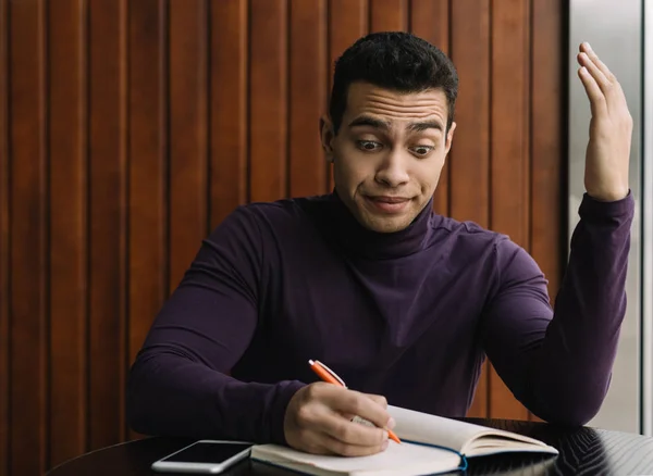 Estudante Universitário Afro Americano Ocupado Estudando Aprendendo Língua Preparação Para — Fotografia de Stock