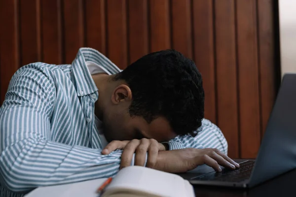 Uomo Stanco Frustrato Dormire Computer Portatile Lavora Sodo Burnout Stress — Foto Stock