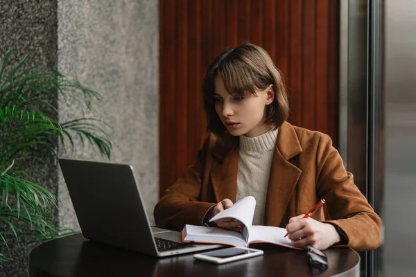 Jonge Aantrekkelijke Universiteitsstudent Laptopcomputer Gebruikt Studeren Lezen Leren Taal Examenvoorbereiding — Stockfoto