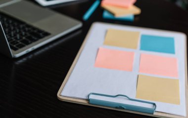 Kağıt beyaz pano planlama izole renkli yapışkan notlar. Proje yönetimi kullanarak scrum, yapılanma çalışma süreci, verimlilik.  