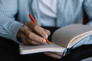 Erkek eli kalem bilgi yazma, işlem planlama, strateji geliştirme defter, not alma, holding, yakın çekim. İşadamı çalışma proje zamanlama verimlilik için kullanma.  