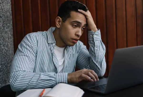 Frustrato Uomo Affari Stressato Utilizzando Computer Portatile Perso Scadenza Risolvere — Foto Stock