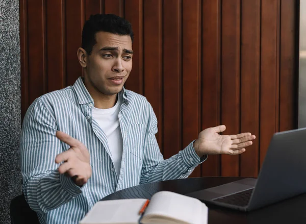 Desarrollador Hombre Frustrado Mirando Ordenador Portátil Que Los Archivos Pérdida —  Fotos de Stock