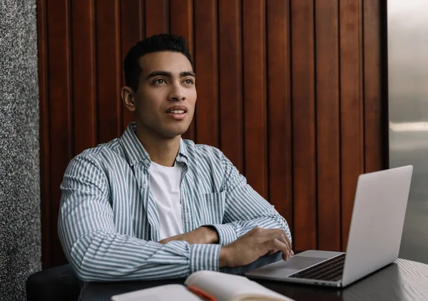 Hombre Afroamericano Pensativo Usando Computadora Portátil Proyecto Independiente Trabajo Estrategia —  Fotos de Stock