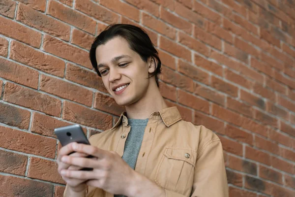 Happy Young Man Using Mobile Phone Internet Streaming Video Online — Stock Photo, Image