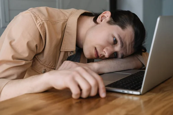 Freelancer Falhou Prazo Sentindo Exausto Infeliz Cansado Frustrado Homem Negócios — Fotografia de Stock