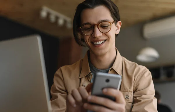 Homem Feliz Usando Computador Portátil Telefone Celular Internet Pesquisando Informações — Fotografia de Stock