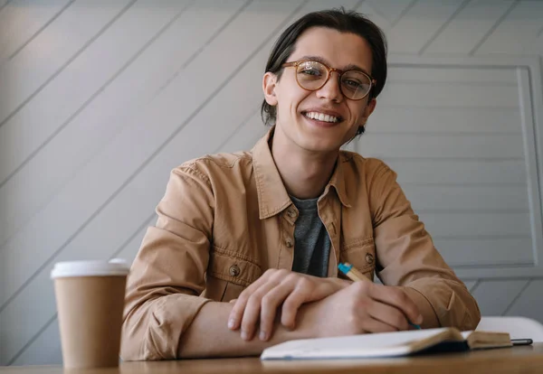 Bonito Homem Vestindo Roupas Casuais Óculos Moda Trabalhando Projeto Freelance — Fotografia de Stock