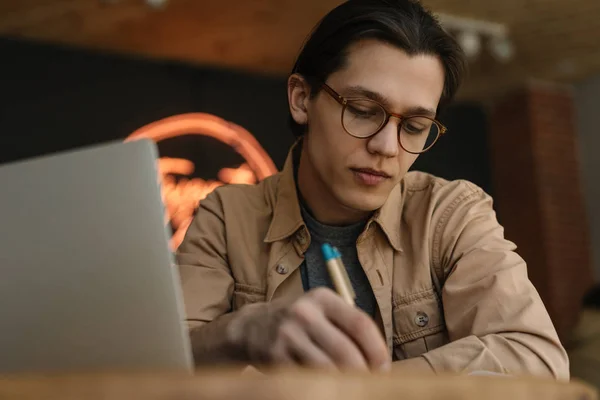 Jovem Homem Bonito Vestindo Óculos Elegantes Trabalhando Projeto Freelance Estratégia — Fotografia de Stock