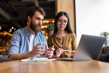 Üniversite öğrencileri dizüstü ve internet kullanarak dil öğrenme, birlikte çalışma projesi. Sınav hazırlığı. Online eğitim konsepti. Modern ofiste beyin fırtınası yapan iş arkadaşlarının yaratıcı ekibi. Strateji planlaması. Toplantı. Takım çalışması