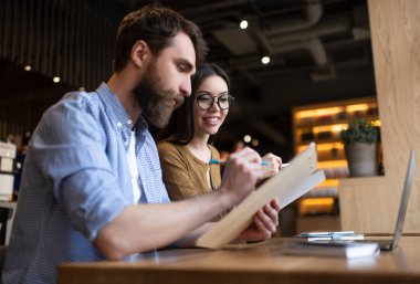 İş arkadaşları proje birlikte çalışan, Toplantı, beyin fırtınası, konuşan, işbirliği, planlama stratejisi, ofiste yaratıcı çözüm arıyor. İşe alım süreci kavramı. İşveren ve çalışan iletişimi, masada oturan portresi