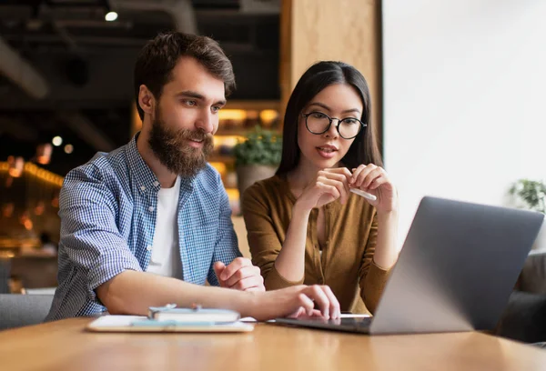 Jonge Creatieve Ondernemers Met Behulp Van Laptop Computer Werken Startup — Stockfoto