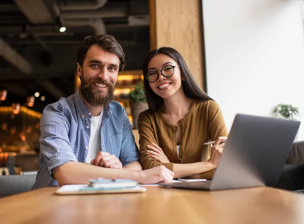 Compañeros Negocios Sentados Mesa Oficina Usando Computadora Portátil Internet Trabajando —  Fotos de Stock