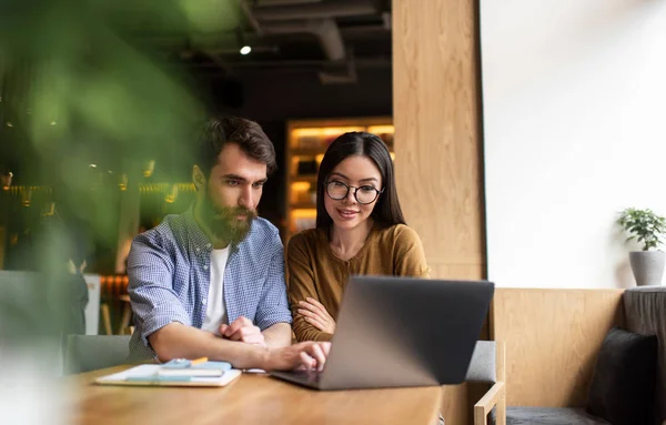 Zakelijke Collega Kijken Trainingen Met Behulp Van Laptop Computer Samen — Stockfoto