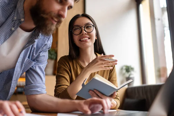 Happy University Studenten Studeren Communicatie Het Bespreken Van Informatie Het — Stockfoto