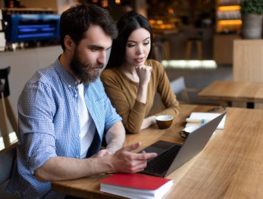 Birlikte okuyan üniversite öğrencileri, çalışma projesi, sınav hazırlığı, ekip çalışması, çevrimiçi öğrenme dili. Online eğitim konsepti. Bilgi aramak için dizüstü bilgisayar kullanan hipster arkadaşlar 