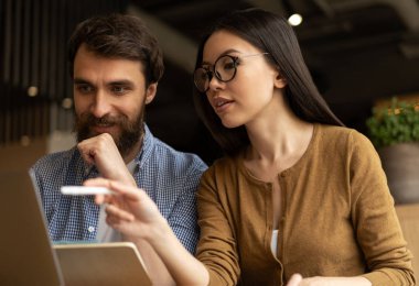 Eğitim, dil öğrenme, dizüstü bilgisayar ve internet kullanma, online çalışma projesi, işbirliği, işbirliği, ekip çalışması. Online eğitim kavramı. Web semineri ve eğitim kursları izleyen iş arkadaşları, modern ofiste oturuyor 