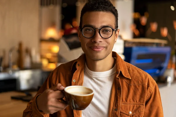 Retrato Homem Afro Americano Elegante Segurando Xícara Café Sentado Café — Fotografia de Stock