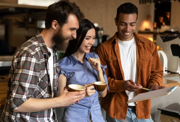 Gelukkige Multiraciale Vrienden Koffie Drinken Samen Café Communicatie Praten Het — Stockfoto