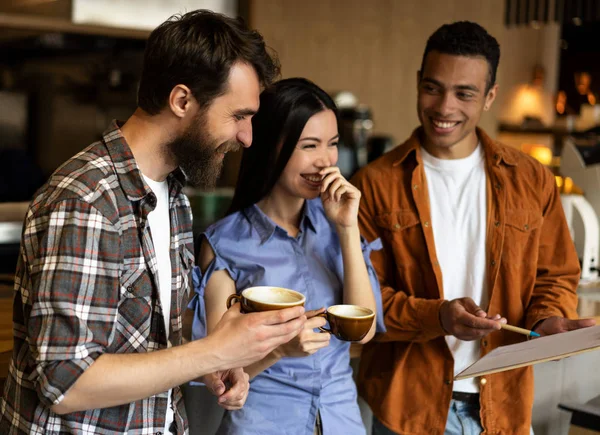 Gelukkige Multiraciale Vrienden Koffie Drinken Samen Café Communicatie Praten Het — Stockfoto