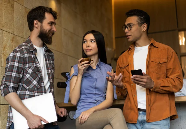 Gruppe Junger Entwickler Diskutiert Start Projekt Gespräche Kommunikation Brainstorming Planung lizenzfreie Stockbilder