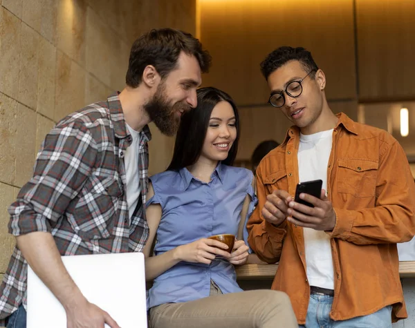 Groep Van Gelukkige Multiraciale Vrienden Met Behulp Van Smartphone Mobiele — Stockfoto