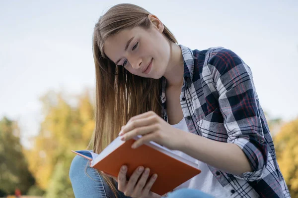 Beautiful Woman Reading Book Park Close Portrait Young Smiling Student — Stock Photo, Image