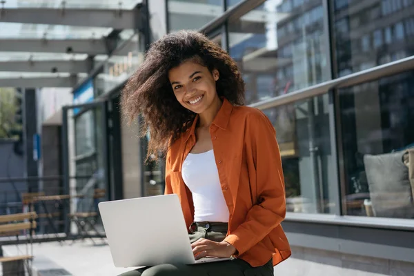 Portrait Beautiful African American Businesswoman Using Laptop Computer Internet Typing — Stock Photo, Image