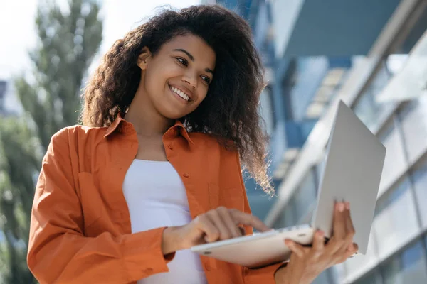 Mujer Negocios Afroamericana Usando Computadora Portátil Tecleando Teclado Buscando Información —  Fotos de Stock