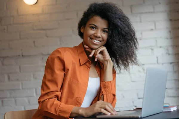 Portré Stílusos Afro Amerikai Diák Tanul Nyelvtanulási Üzleti Segítségével Laptop — Stock Fotó