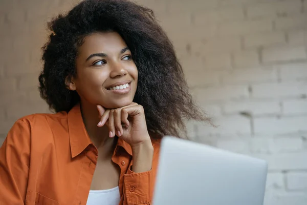 特写坐在办公室里的快乐的非洲裔美国女商人 成功的商业和职业理念 使用笔记本电脑的创意设计师 在家里工作 — 图库照片