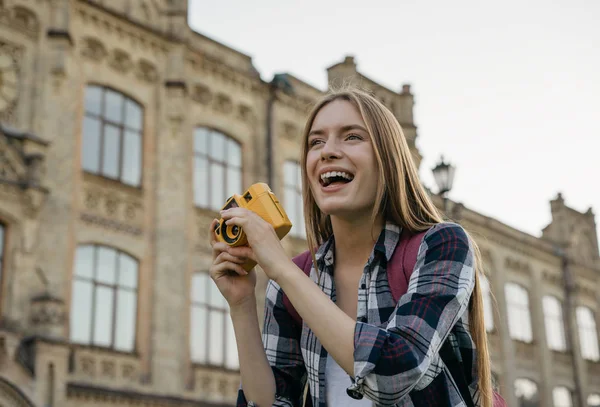 복고풍 카메라에 사진을 관광객 노란색 카메라를 작가의 초상화 거리에서 배낭을 — 스톡 사진