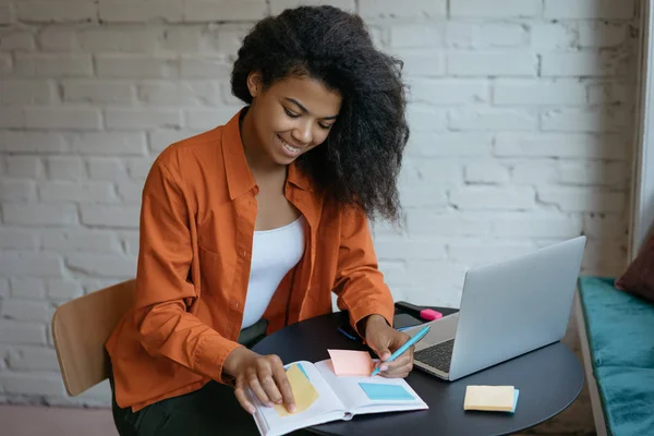 Aantrekkelijk Zakenvrouw Werkend Start Project Aantekeningen Maken Met Behulp Van — Stockfoto