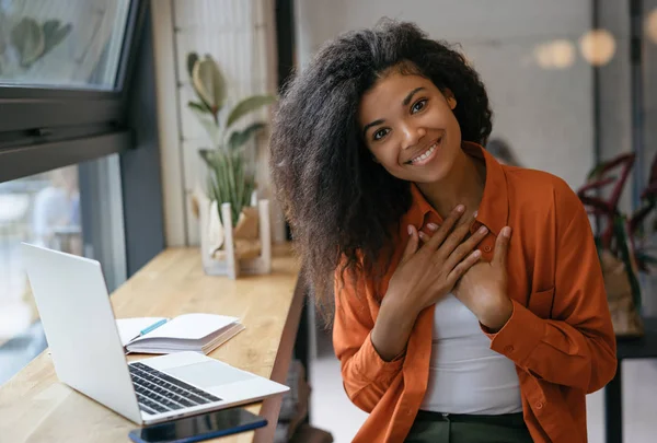 Bízz Bennem Tudok Neked Segíteni Gyönyörű Mosolygós Afro Amerikai Diák — Stock Fotó