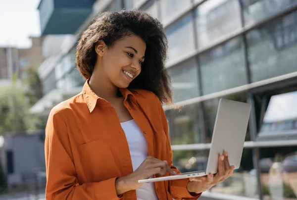 Mulher Negócios Afro Americana Usando Computador Portátil Digitando Teclado Procurando — Fotografia de Stock