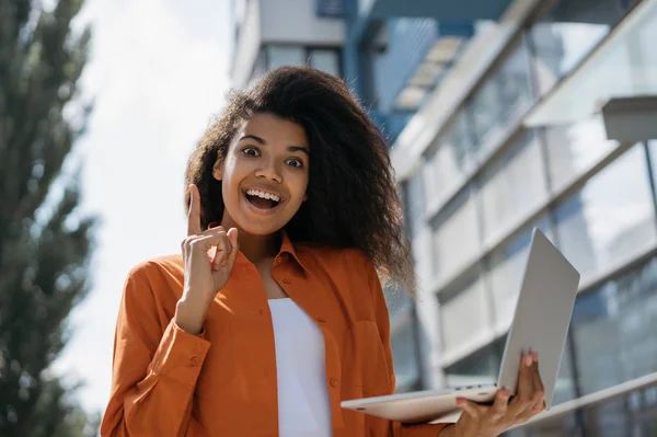 Idea Giovane Donna Afroamericana Eccitato Tenendo Dito Verso Alto Alla — Foto Stock