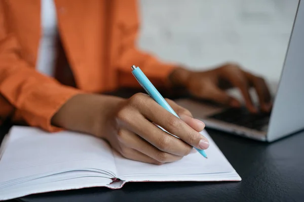 用钢笔和笔迹在笔记本 考试准备 工作场所的工作项目中完成大学生手工合影 教育概念 商界妇女做笔记 在网站上搜索信息 — 图库照片