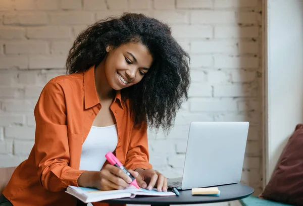 Junge Attraktive Afrikanisch Amerikanische Geschäftsfrau Arbeitet Projekt Planungsstrategie Notizen Modernen — Stockfoto