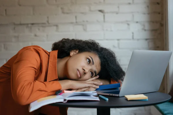 Estudiante Cansado Durmiendo Libros Biblioteca Con Exceso Trabajo Retrato Mujer —  Fotos de Stock