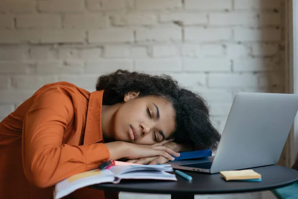 Estudiante Cansado Durmiendo Libros Biblioteca Trabajando Duro Multitarea Retrato Mujer —  Fotos de Stock