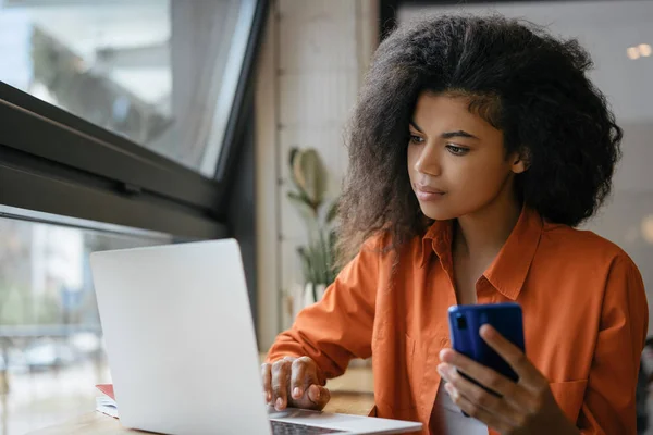 Femme Affaires Projet Travail Ligne Dactylographie Remue Méninges Assis Dans — Photo