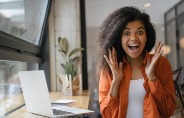 Mutlu duygusal yüzlü ve ağzı açık bağıran güzel Afro-Amerikan blog yazarı portresi. Kanalıma üye ol ve konseptimi takip et. 