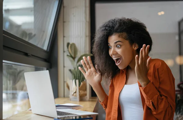 兴奋的非洲裔美国女人中了网上彩票 庆祝成功 快乐的情绪女孩在网上用笔记本电脑购物 价格低廉 性价比高 黑色星期五现金又回来了 — 图库照片