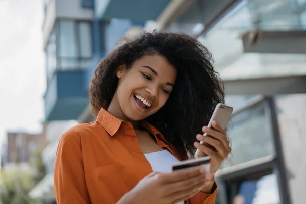 Nadšený Afroameričanka Držící Kreditní Kartu Pomocí Smartphonu Mobilní Aplikace Pro — Stock fotografie